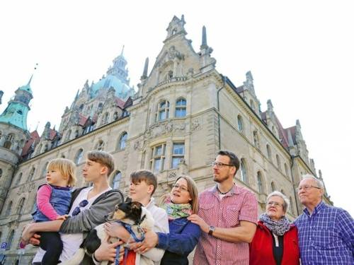 Familie vor dem Rathaus 